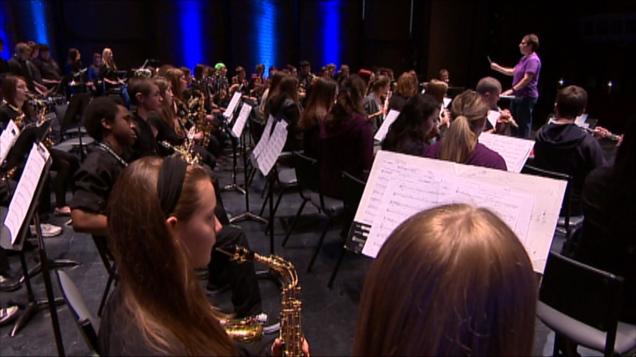 Des élèves de la DSFM en préparation pour un concert à la Salle du centenaire à Winnipeg.