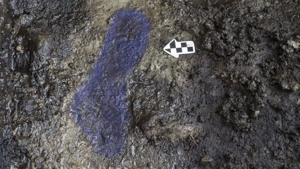 En bleu, tracé de l'empreinte de pied logée dans l'argile