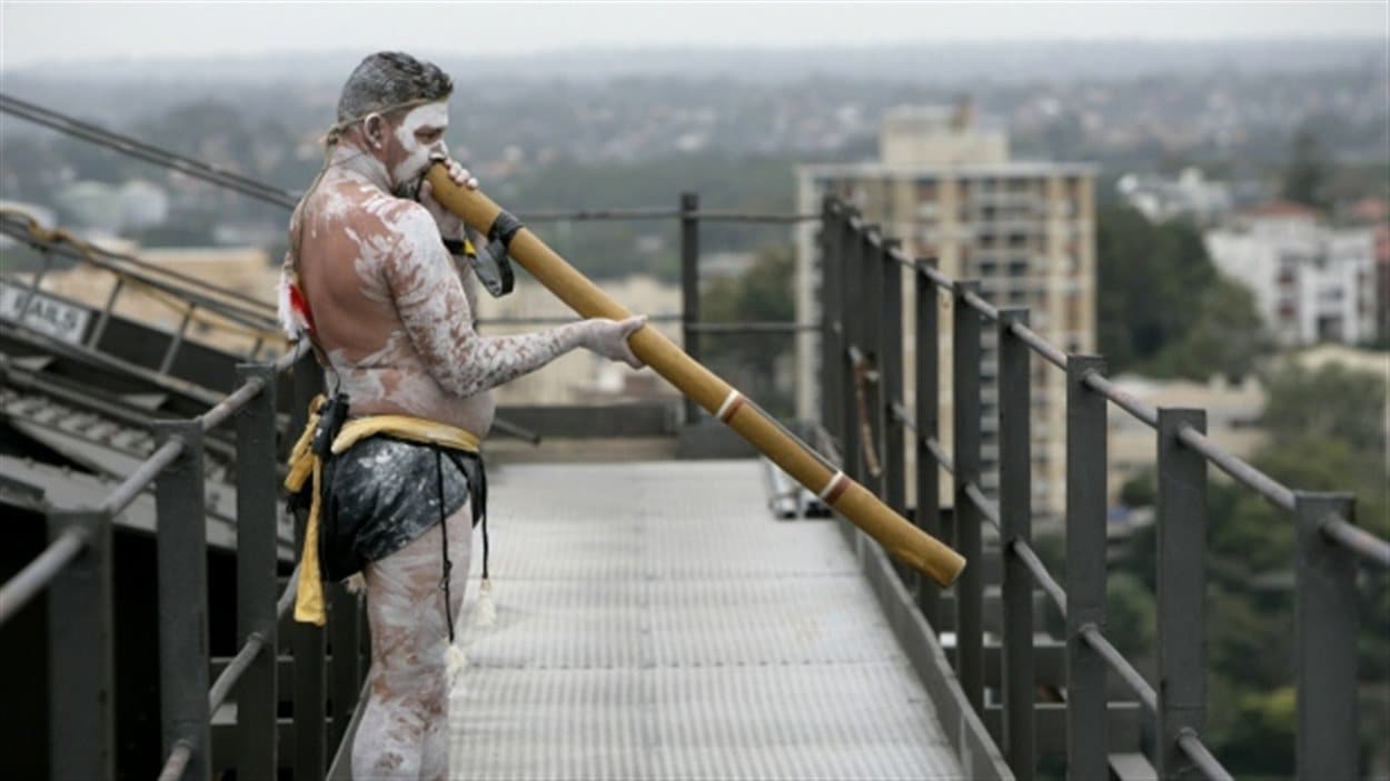 L'artiste aborigène Mathew Doyle joue le didgeridoo à Sydney en Australie. Le son du didgeridoo a été choisi par Port Alberni comme système officiel d'alerte aux tsunamis 