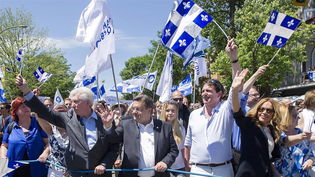 Plusieurs politiciens étaient présents au défilé de la fête nationale à Montréal, le 24 juin. Sur cette photo, on peut voir Gilles Duceppe, Denis Coderre et Pierre Karl Péladeau.