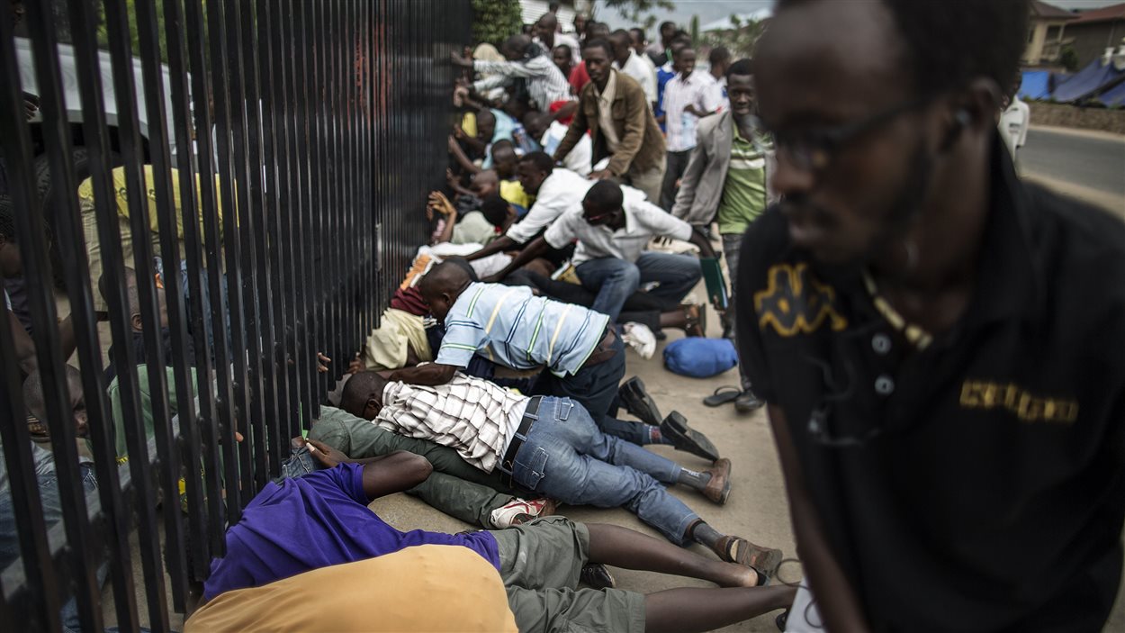 Des étudiants se sont glissés sous la clôture de l'enceinte de l'ambassade américaine à Bujumbura pour y trouver refuge.