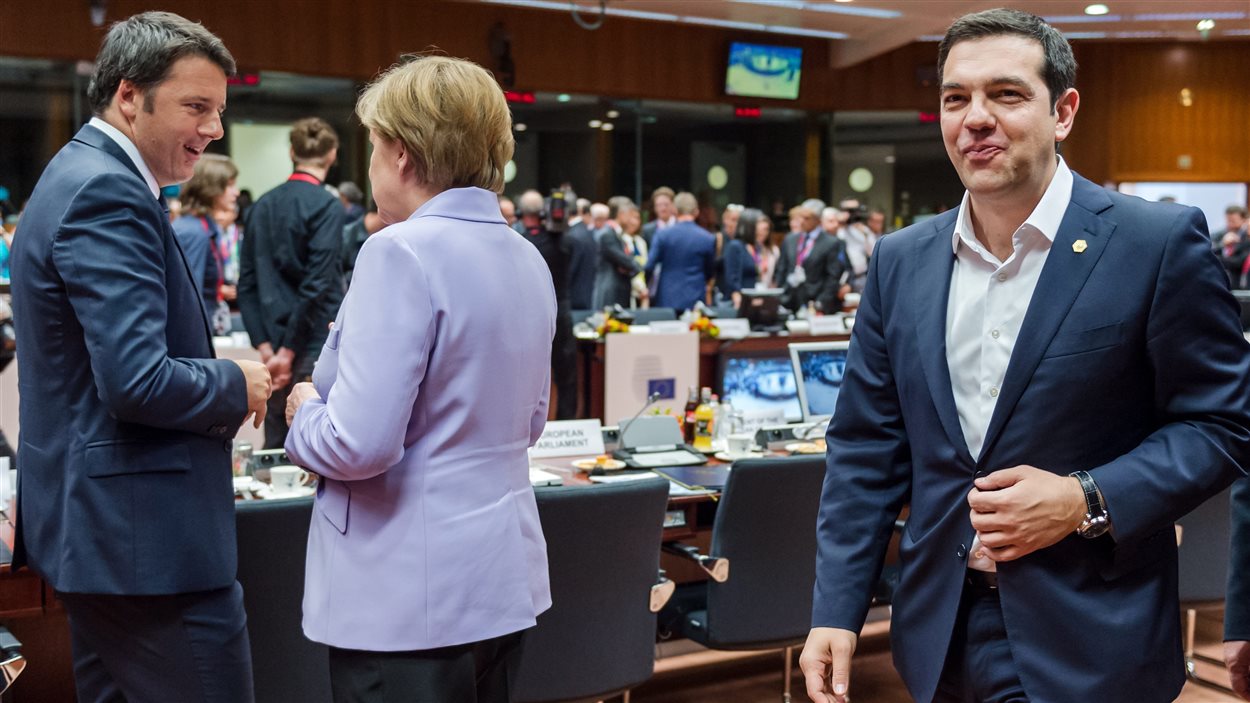 Le premier ministre grec Alexei Tsipras marche dans la salle de conférence. À gauche, le chef de gouvernement italien, Matteo Renzi, et la chancelière allemande, Angela Merkel, discutent.