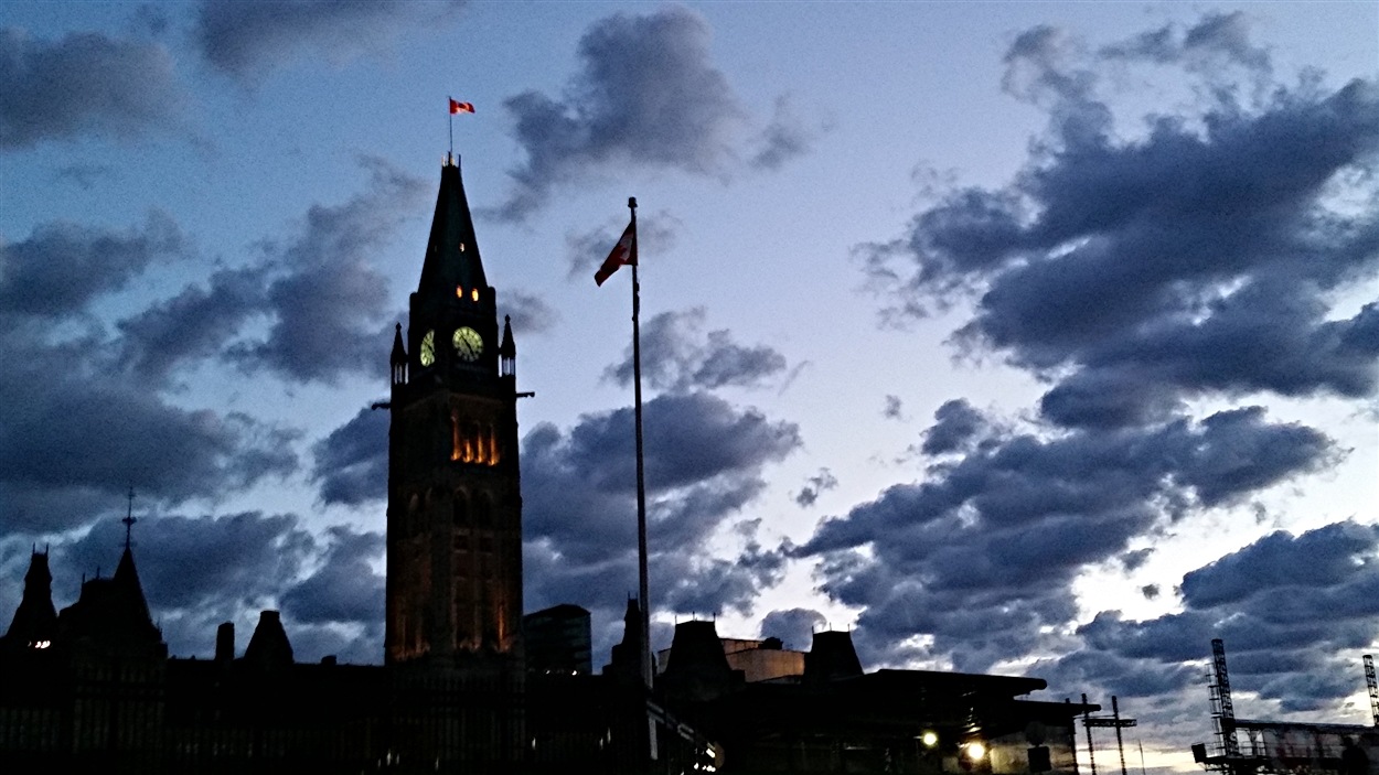 Le jour se lève sur la colline du Parlement, à Ottawa. (26-06-15)