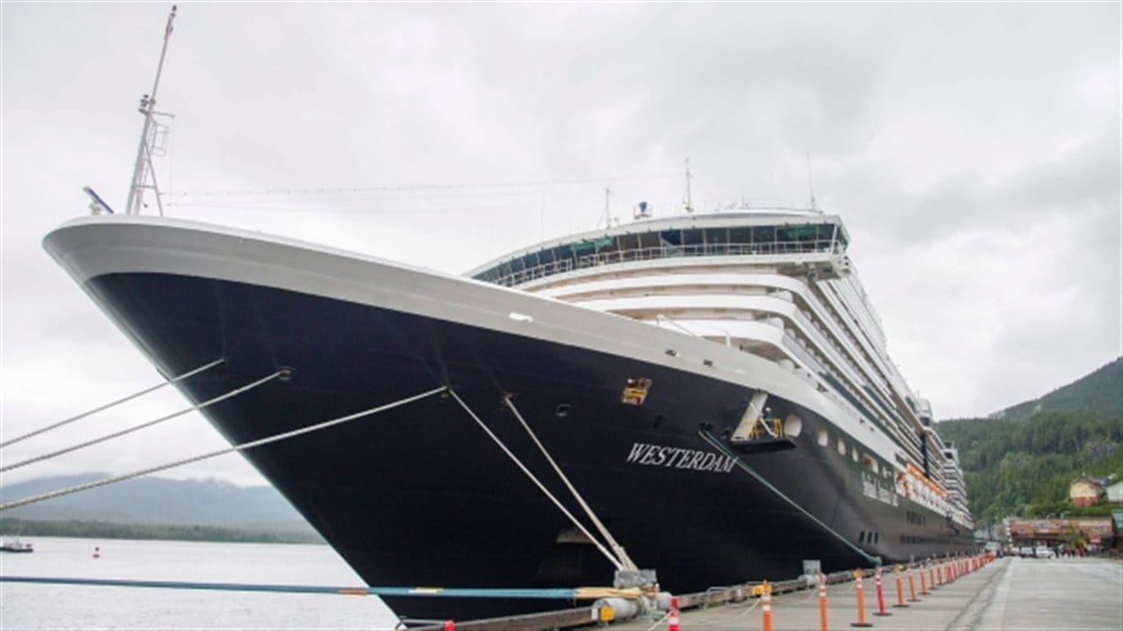 Le bateau de croisière Westerdam de la compagnie Holland America Line demeure dans le quai à Ketchikan en Alaska.