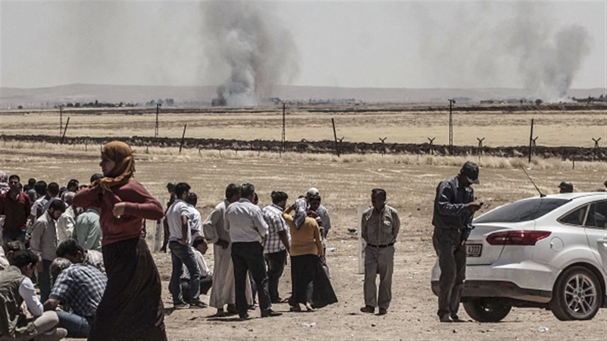 Depuis les frontières turques, on voit au loin les combats entre les militants kurdes et les djihadistes du groupe État islamique.