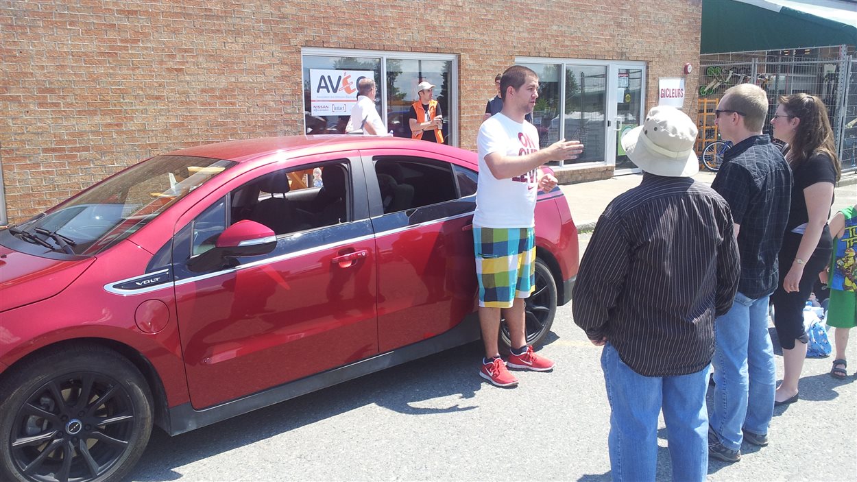 Un propriétaire de voiture électrique répond aux questions des participants à l'atelier de sensibilisation de l'Association des véhicules électriques du Québec