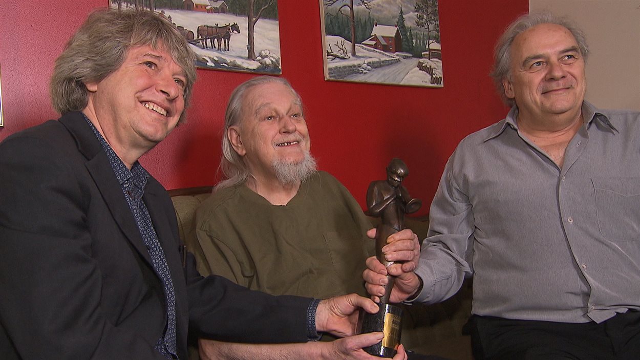 Vic Vogel (au centre) reçoit le prix Miles-Davis des mains d’André Ménard (à droite) et Alain Simard (à gauche), fondateurs de Spectra et du festival du Jazz.