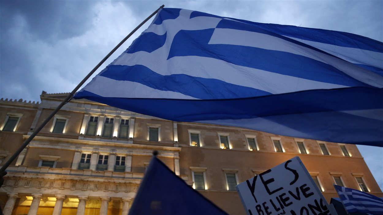 Des manifestants pour le « oui » au référendum grec se sont rassemblés devant le parlement, à Athènes, le 30 juin.