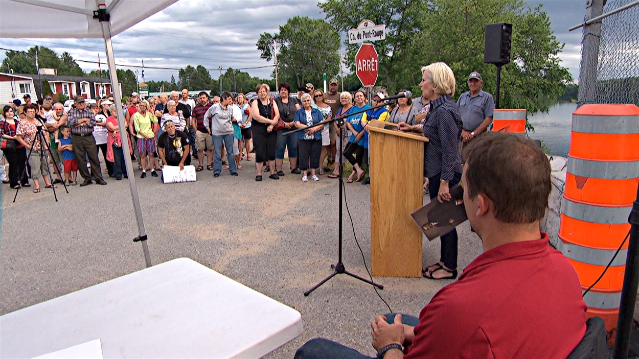 Une centaine de résidents se sont réunis à Mansfield-et-Pontefract, pour préserver le pont couvert Félix-Gabriel-Marchand. (30-06-15)