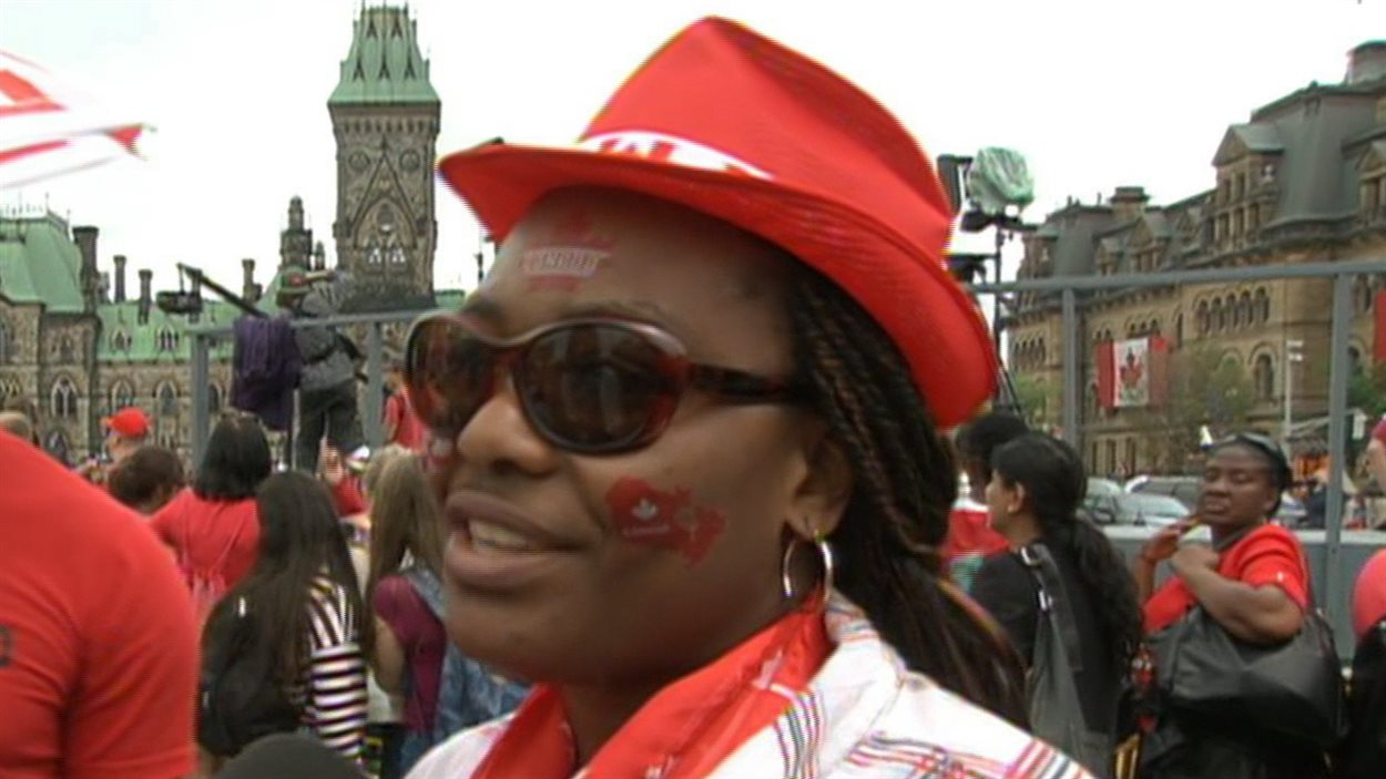 Cette jeune mère assiste aux festivités du 1er juillet à Ottawa.
