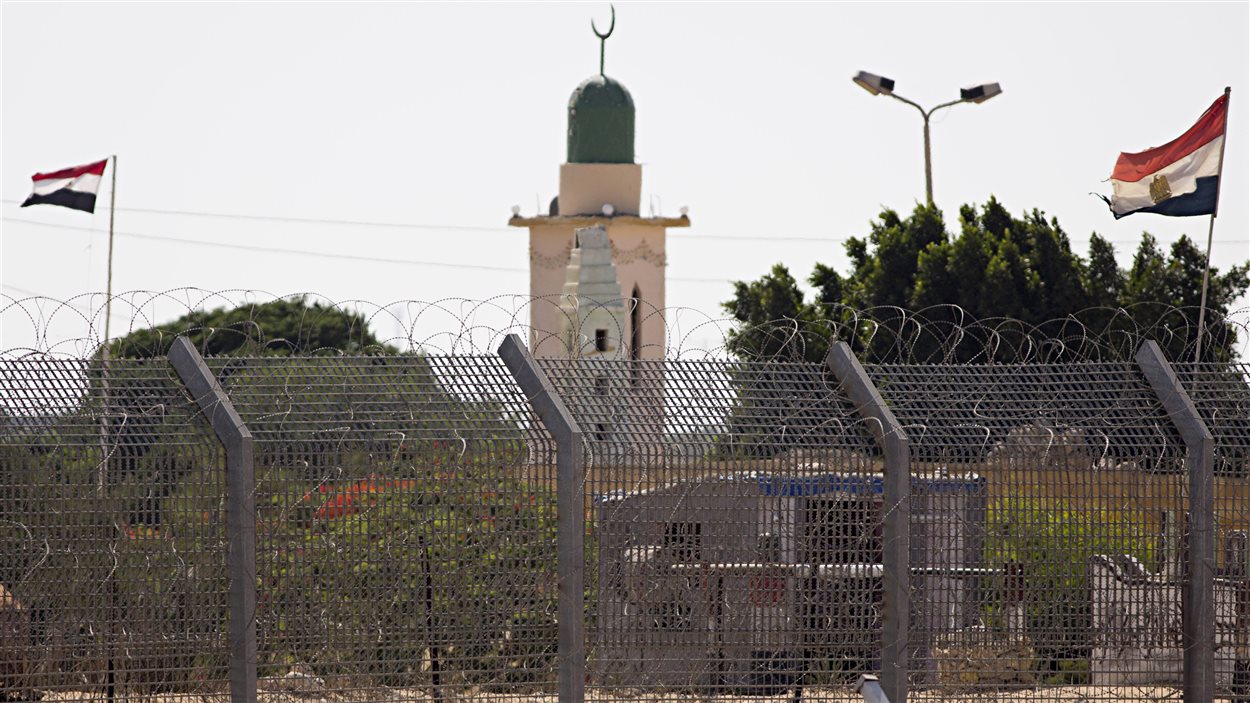 Un poste militaire égyptien du nord de la péninsule du Sinai, tel que vu à partir de la frontière israélo-égyptienne, le 1er juillet 2015.