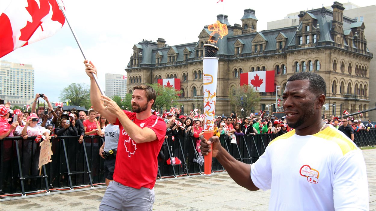 Le médaillé de bronze en canoë monoplace 1000m aux Jeux olympiques d'été de 2012, Mark Oldershaw, et l’ex-athlète Glenroy Gilbert, spécialiste des épreuves de sprint et du saut en longueur, lors de célébrations de la fête du Canada.