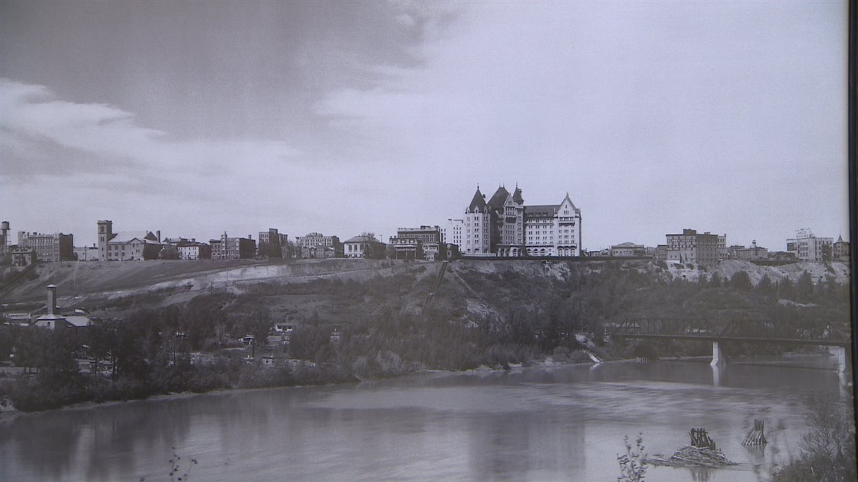L'hôtel Fairmont MacDonald au début du siècle.