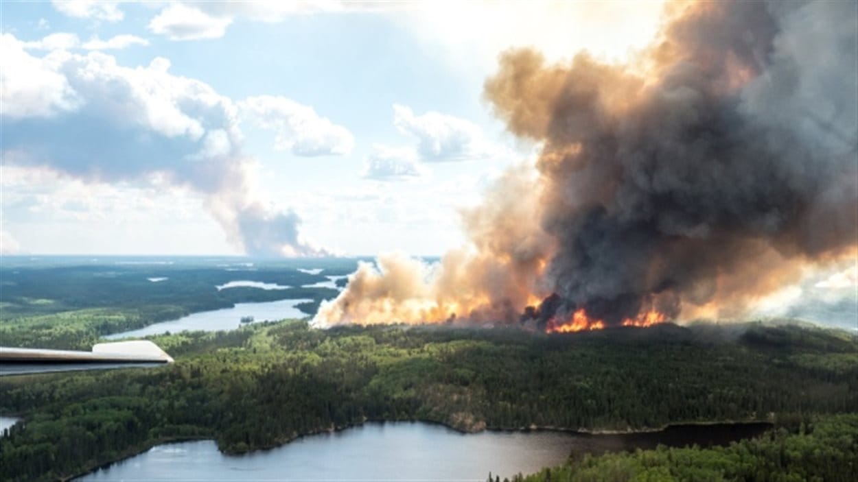 Les feux de forêt font toujours rage dans le nord de la Saskatchewan, où plusieurs équipes s'affairent à maîtriser la situation 