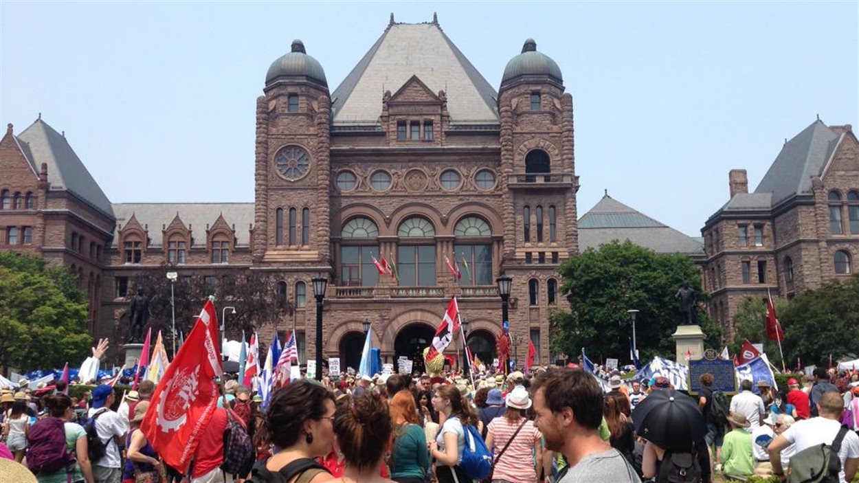 Plusieurs milliers de manifestants rassemblés à Toronto.