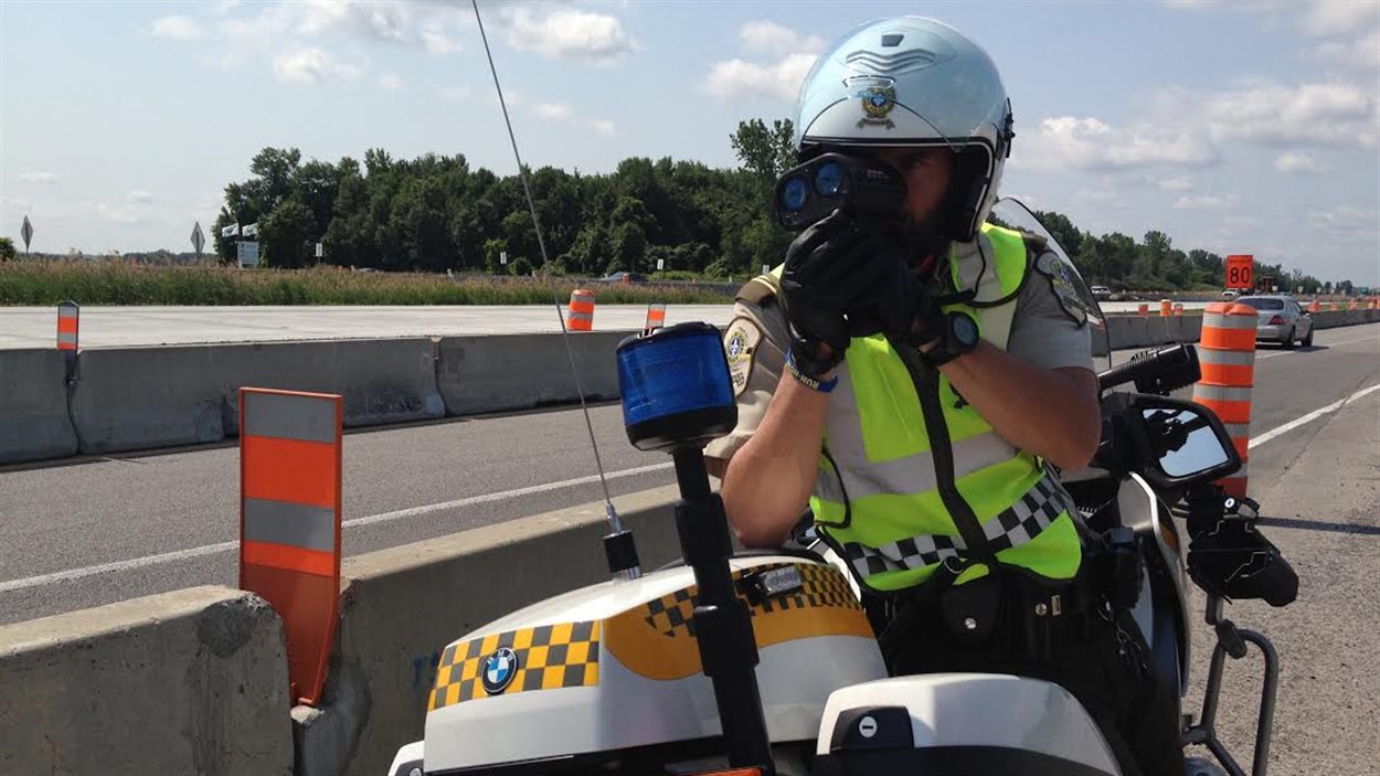 Un policier de la SQ surveille la vitesse des automobilistes près d'un chantier à L'Assomption.