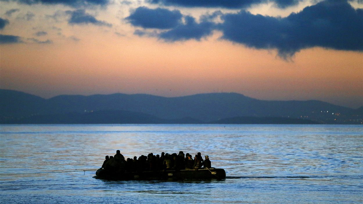 Un bateau de migrants illégaux d'Afghanistan et de la Turquie est remorqué par la garde côtière grecque.