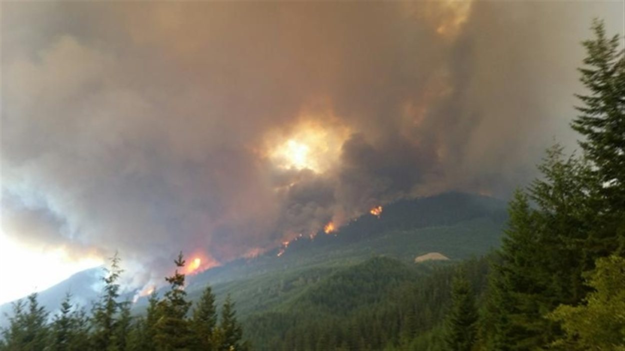 Un incendie qui brûle au nord-ouest de Pemberton en Colombie-Britannique.