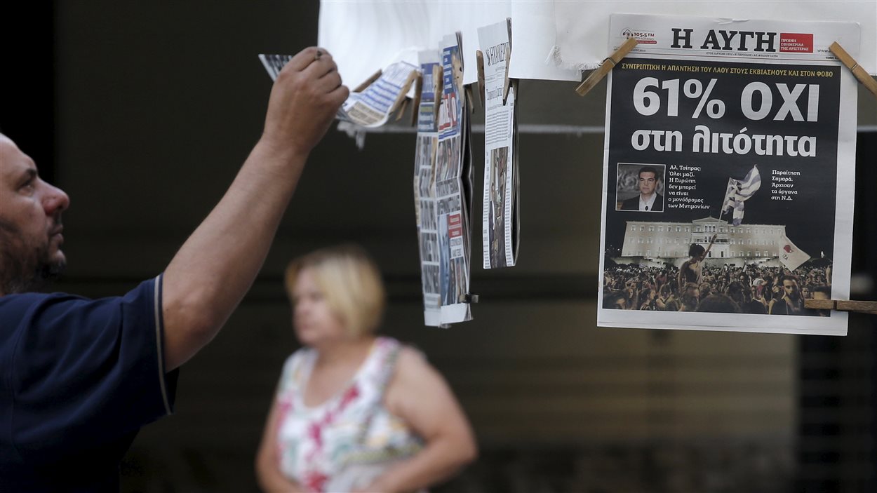 Un Grec regarde les journaux