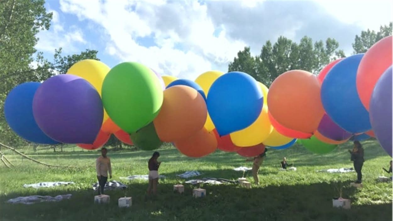Combien de ballons d'hélium pour soulever 1 kg : le guide détaillé • Ballon  Gonflable