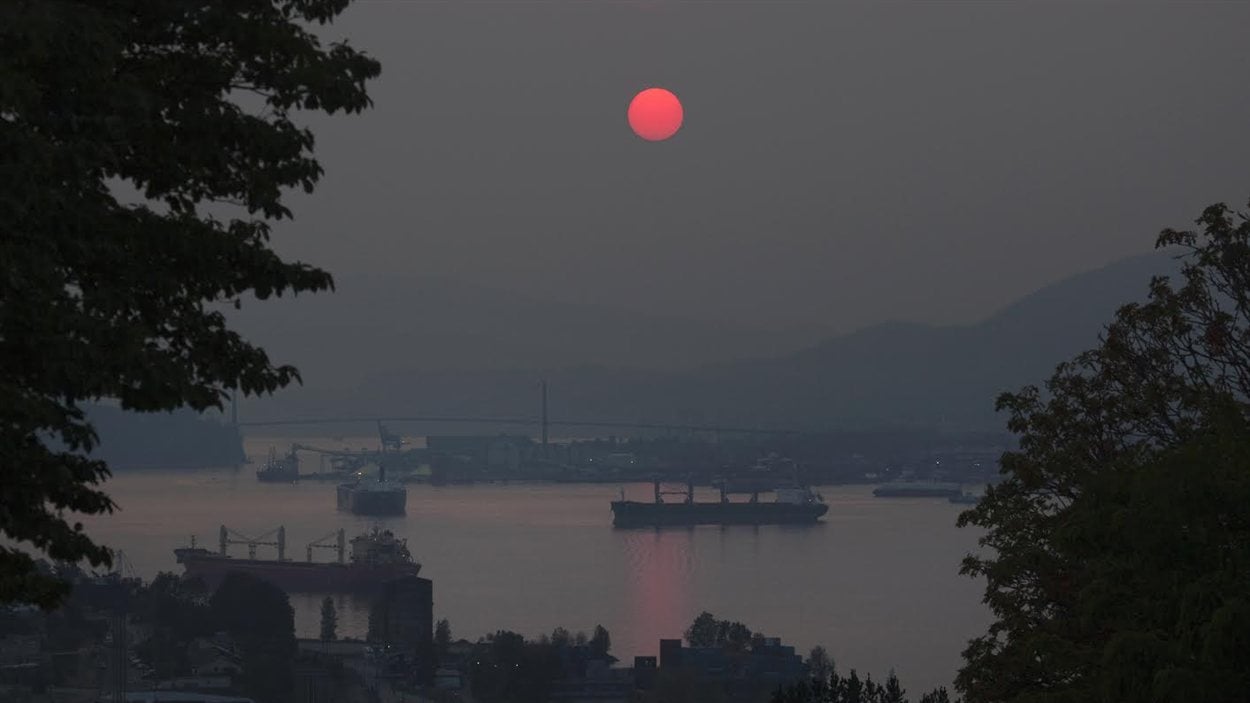 De la fumée qui recouvre l’anse Burrard à Vancouver en août 2010. Les incendies de forêt en Colombie-Britannique de l'été 2010 ont aussi entraîné des avertissements sur la qualité de l'air.