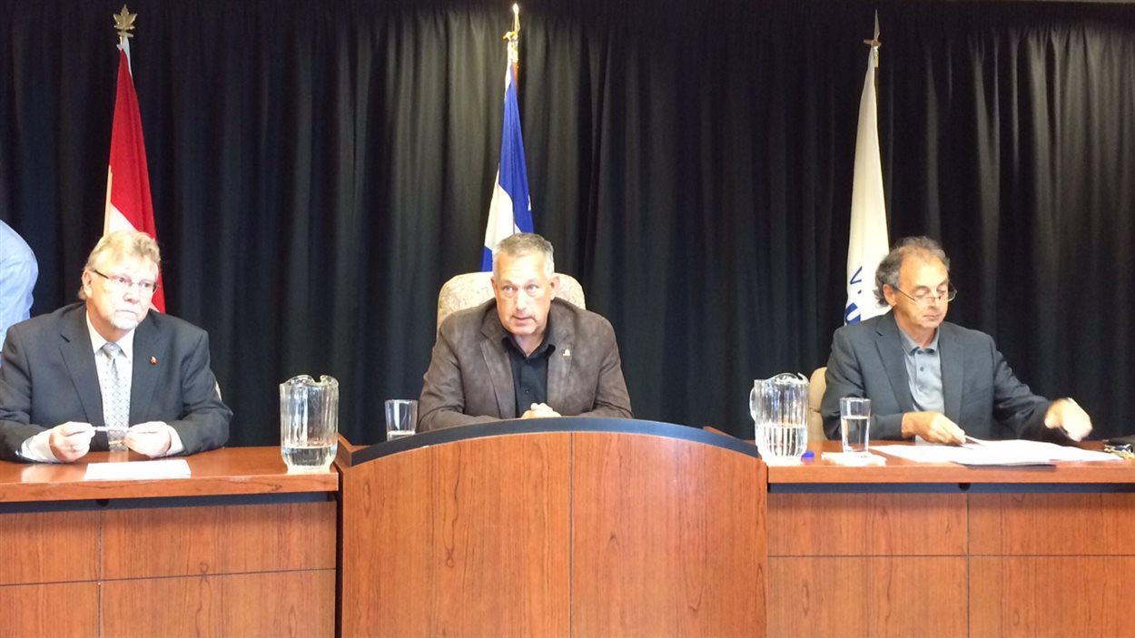 Conférence de presse de la Ville de Rouyn-Noranda. Au centre, le maire, Mario Provencher.