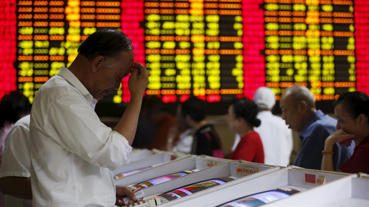 Des investisseurs chinois consultent les données boursières à Shanghai, le 8 juillet.