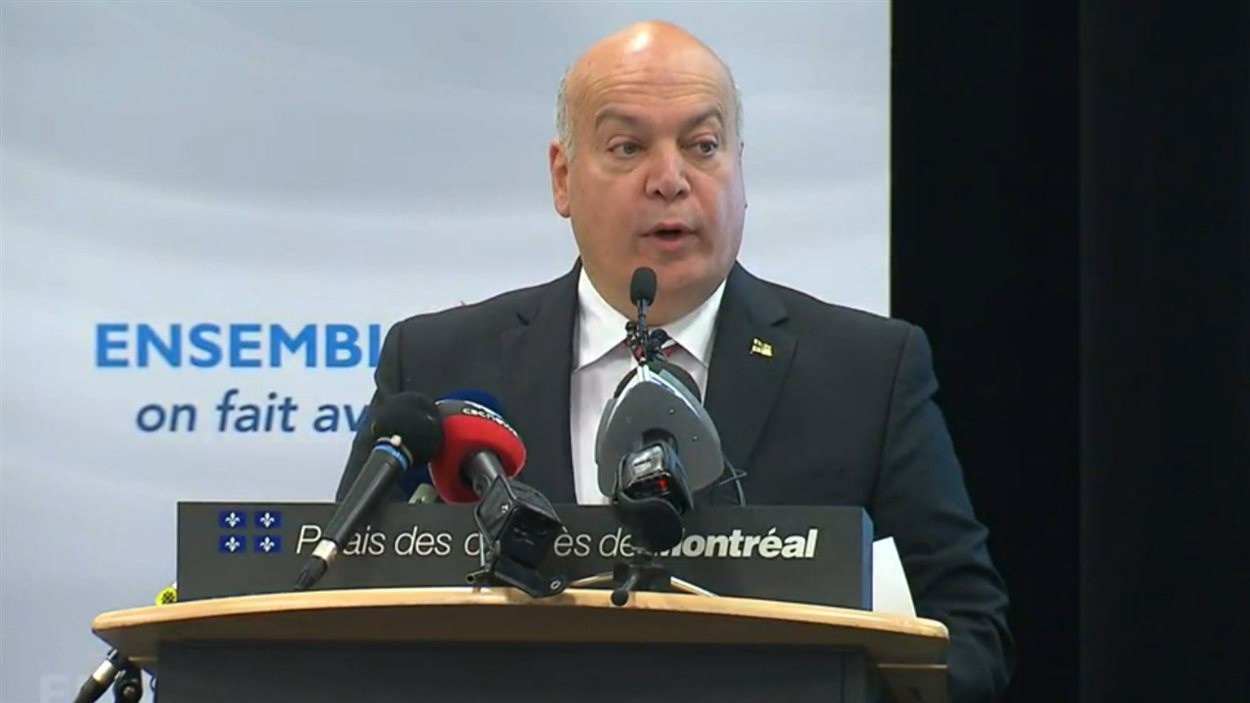 Le ministre des Transports, Robert Poëti, a pris la parole à l'ouverture du sommet du taxi, tenu à Montréal. (8 juillet 2015)