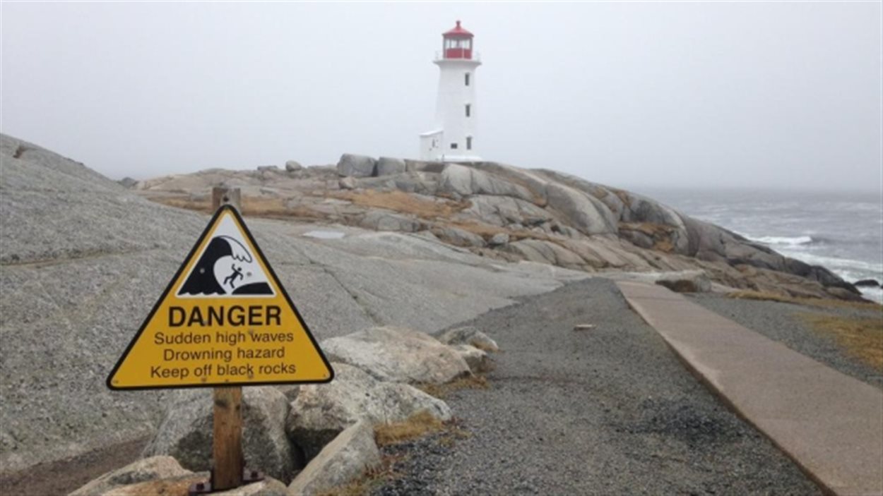 Un signe qui rappelle les dangers aux visiteurs de Peggy's Cove.