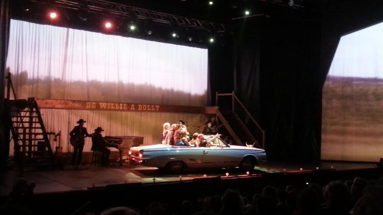 Le spectacle de Willie à Dolly présenté à la place Nikitotek