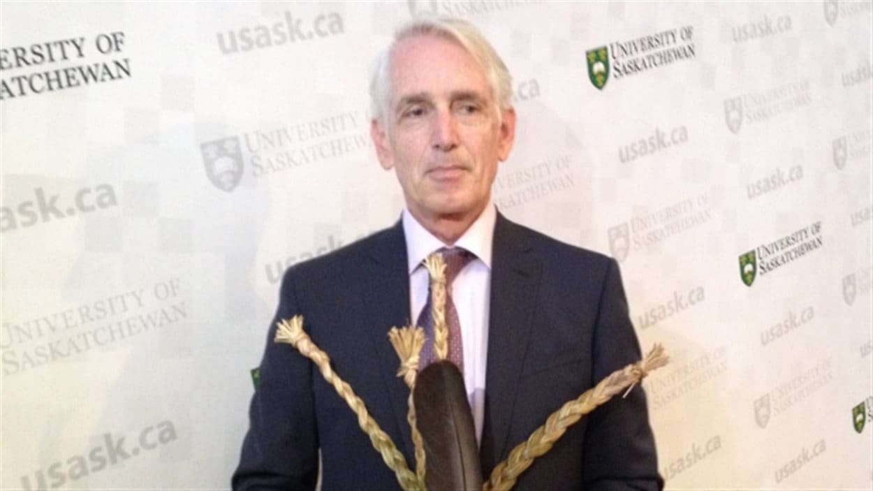 Le nouveau recteur de l'Université de la Saskatchewan, Peter Stoicheff, a reçu la traditionnelle plume d'aigle et des herbes sacrées de la communauté autochtone.