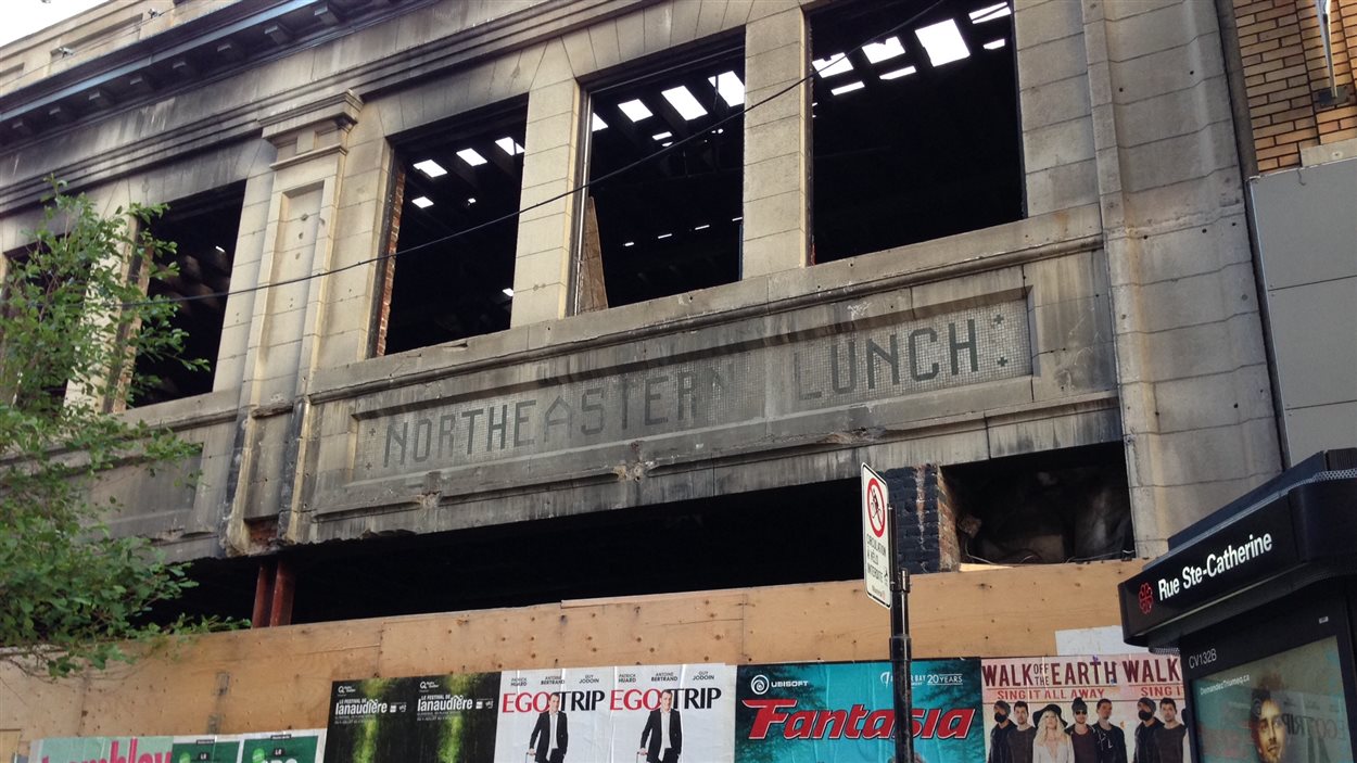 L'enseigne Northeastern Lunch est visible sur la façade du 1001, Sainte-Catherine Est, au coin de Saint-Timothée