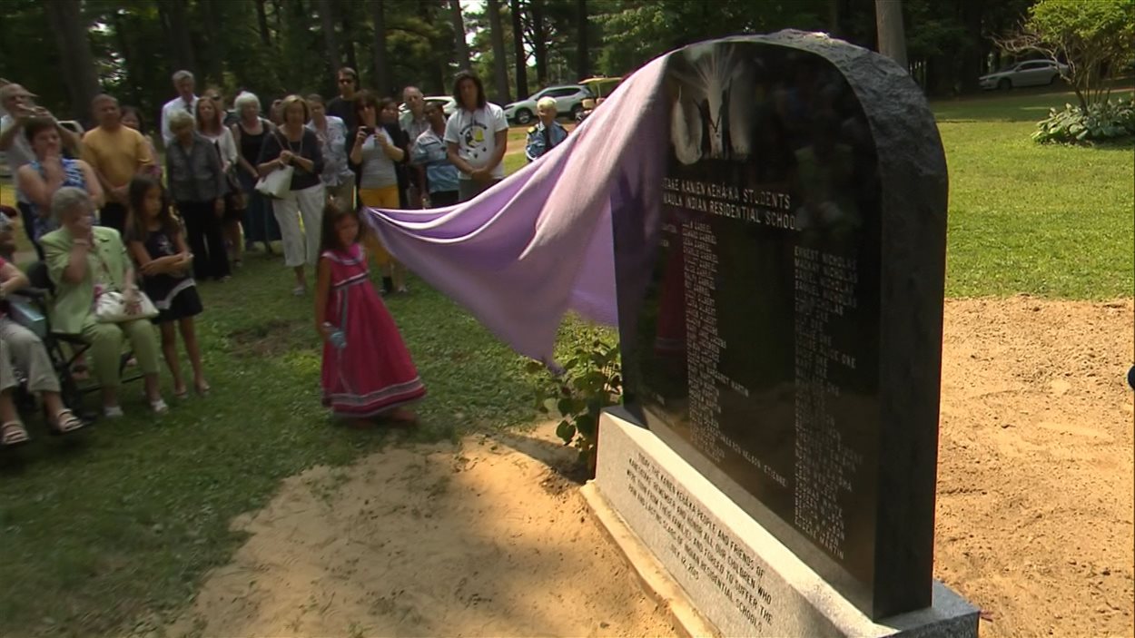 La stèle commémorative en l'honneur des enfants des pensionnats autochtones a été dévoilée dimanche après-midi dans le cimetière de la pinède à Oka.