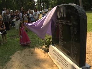 La stèle commémorative en l'honneur des enfants des pensionnats autochtones a été dévoilée dimanche après-midi dans le cimetière de la pinède à Oka.