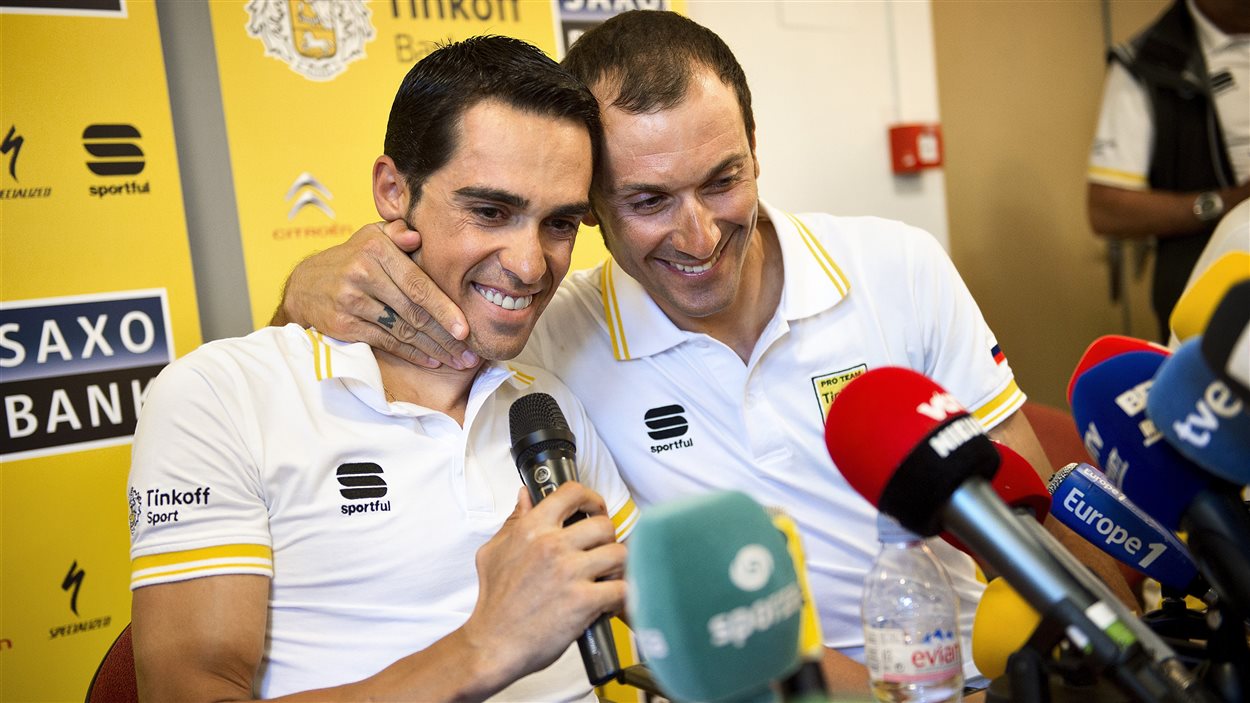 Ivan Basso étreint son capitaine Alberto Contador