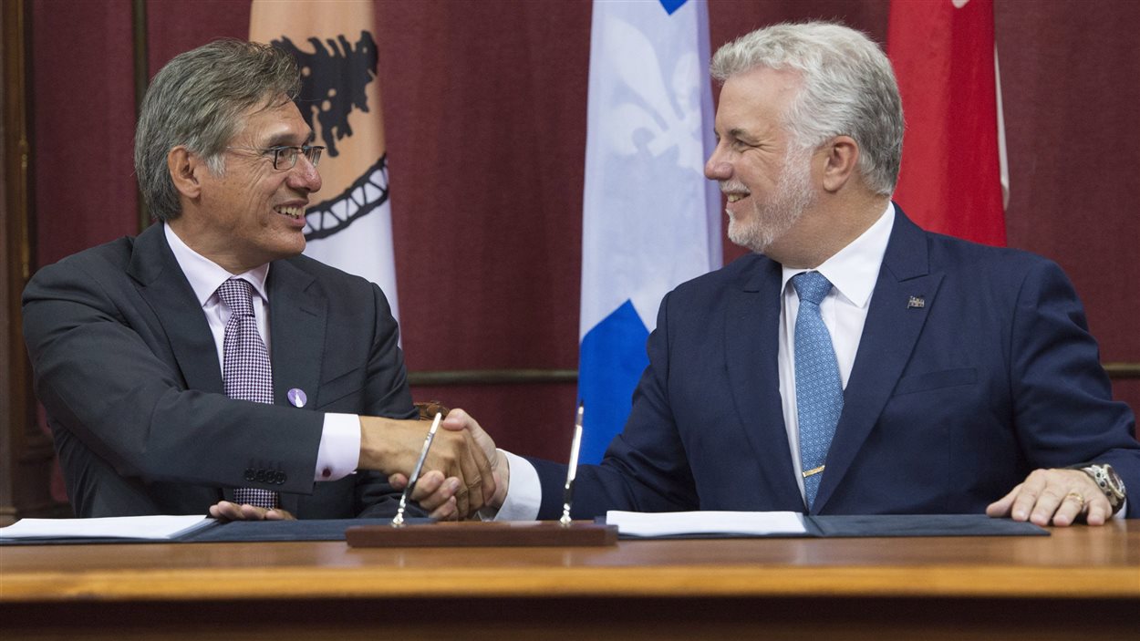 Le grand chef Matthew Coon Come et Philippe Couillard, à droite