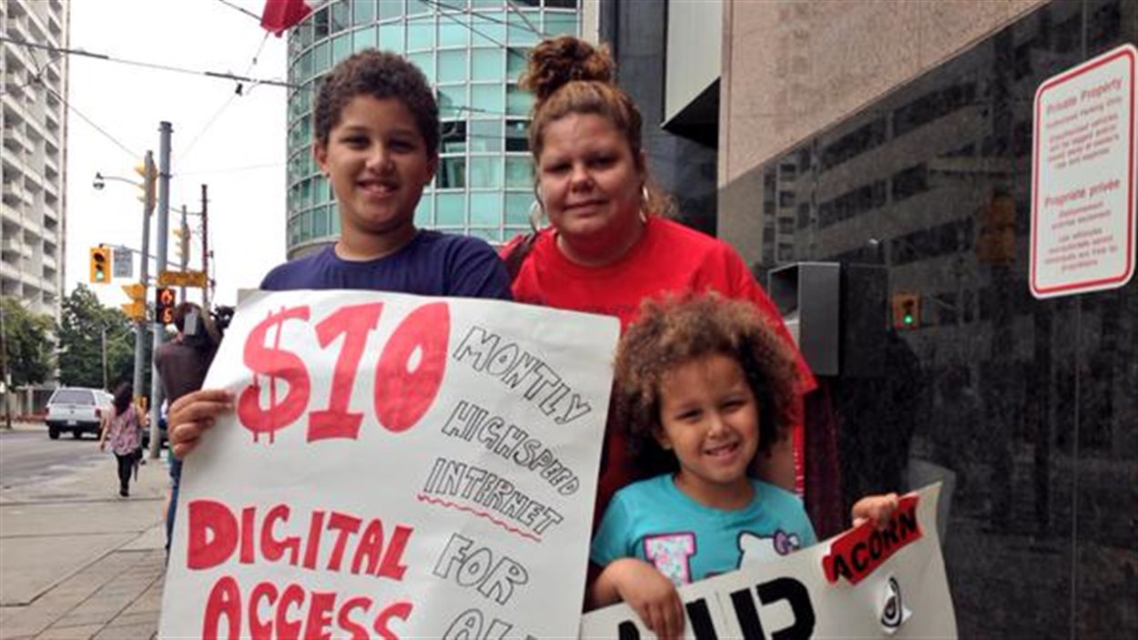 Manifestants torontois pour que les plus démunis obtiennent une connexion Internet haute-vitesse.