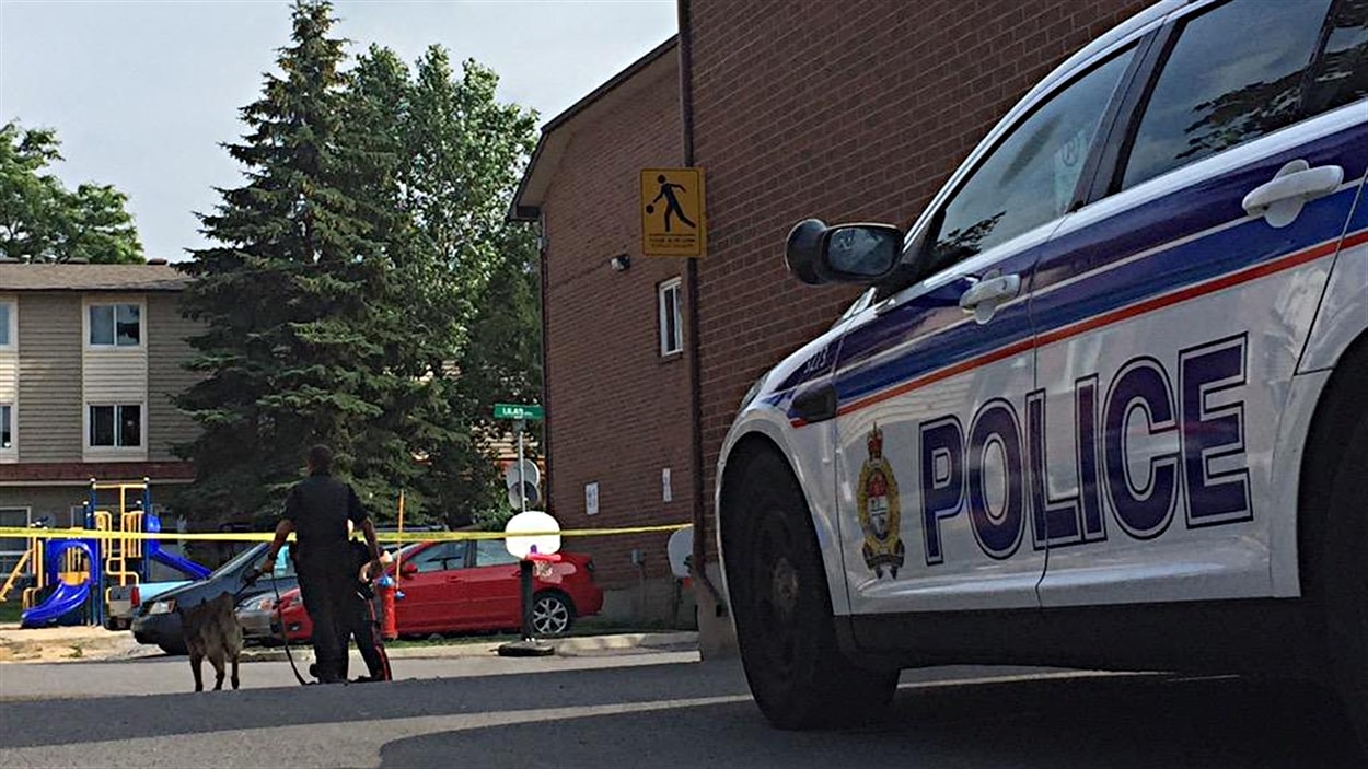 Les policiers sont sur les lieux d'une fusillade survenue dans l'est Ottawa. (14-07-15)