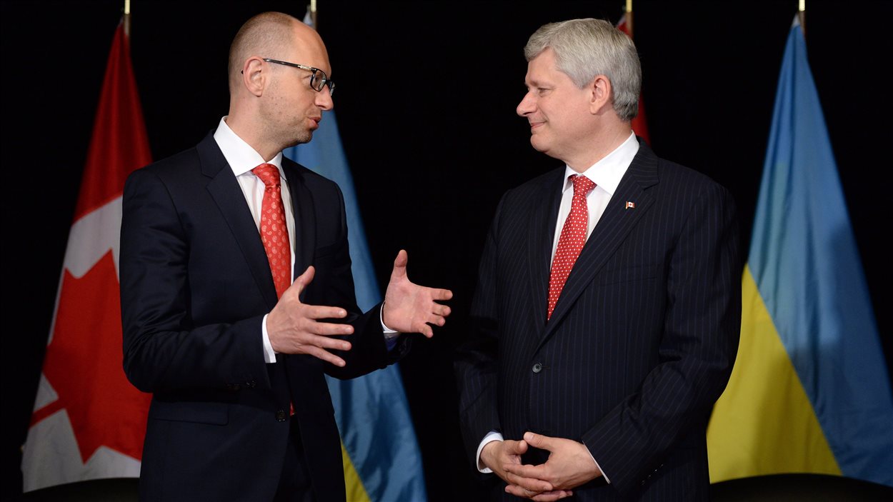Arseni Iatseniouk, premier ministre ukrainien et Stephen Harper, premier ministre canadien