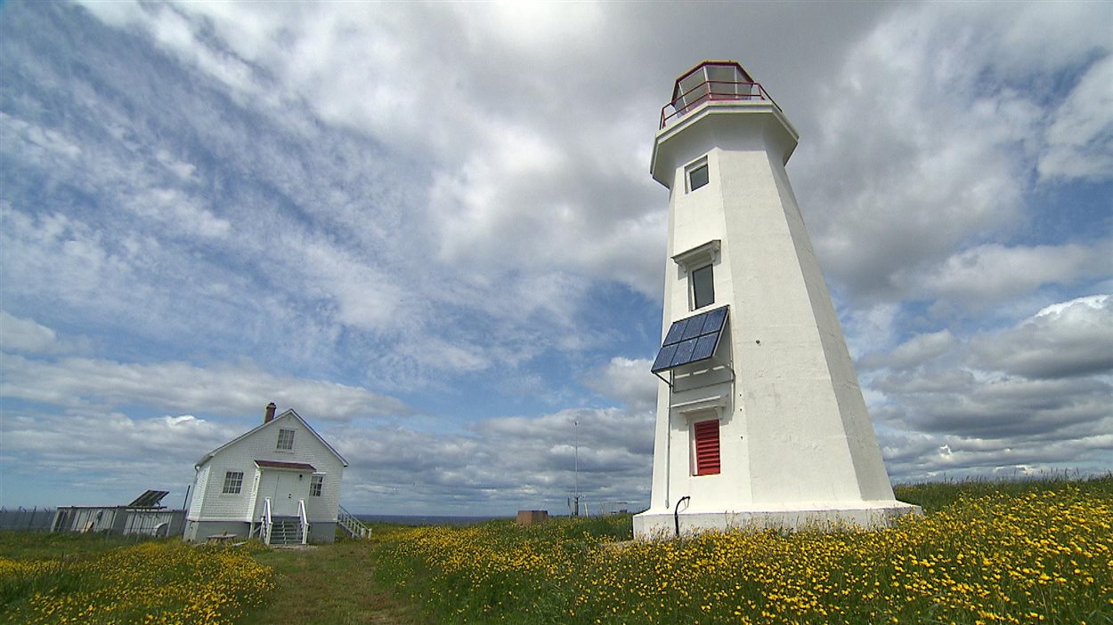 La station du phare de l'île aux Perroquets, située au large de Longue-Pointe-de-Mingan