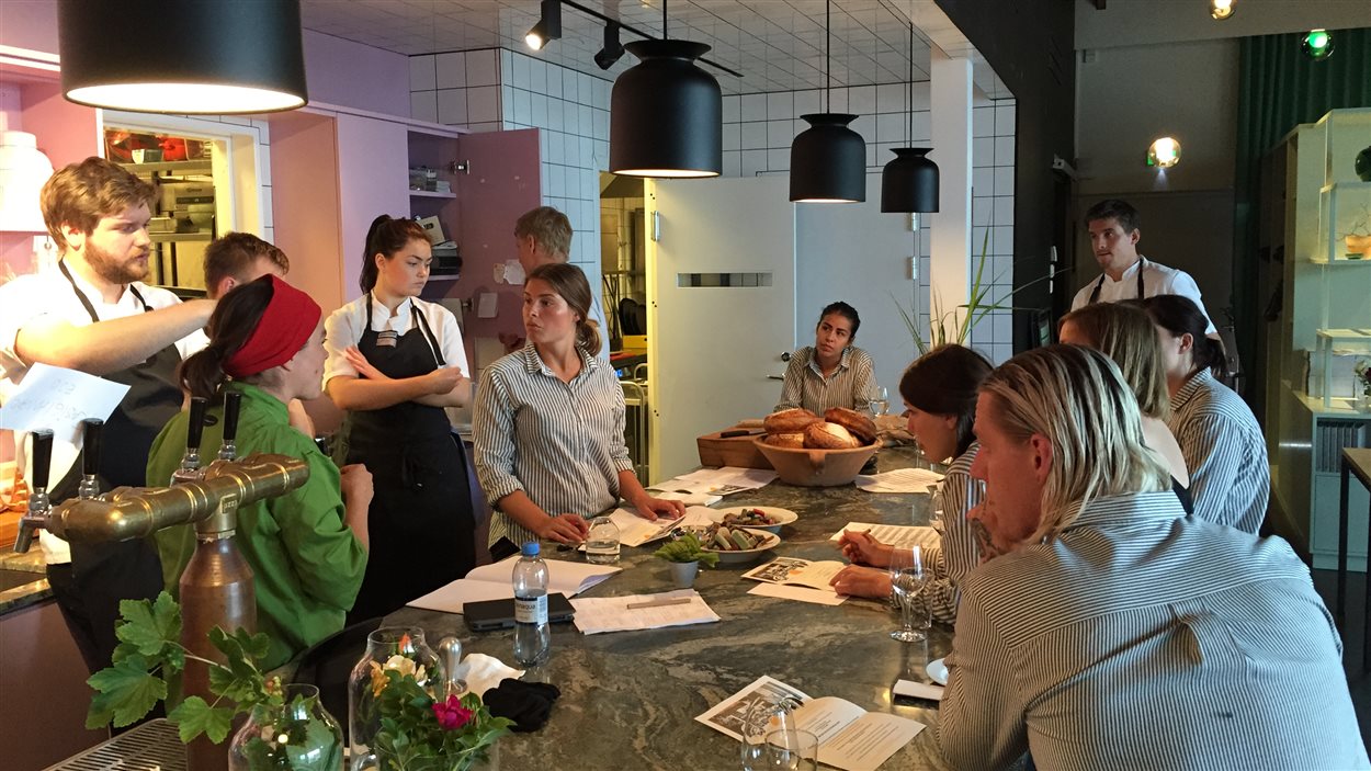 La chef Colombe Saint-Pierre avec l'équipe du Spiritmuseum
