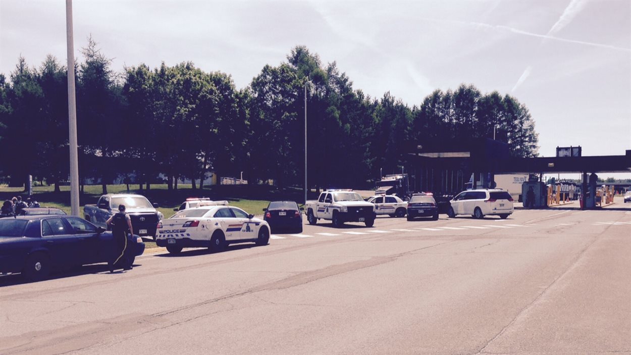Plusieurs policiers de la GRC se sont rendus vendredi au poste frontalier de Woodstock, au Nouveau-Brunswick.
