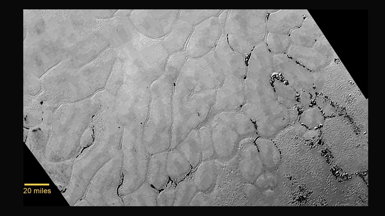 De nouvelles photos envoyées par la sonde New Horizons montrent une plaine glacée sur Pluton.