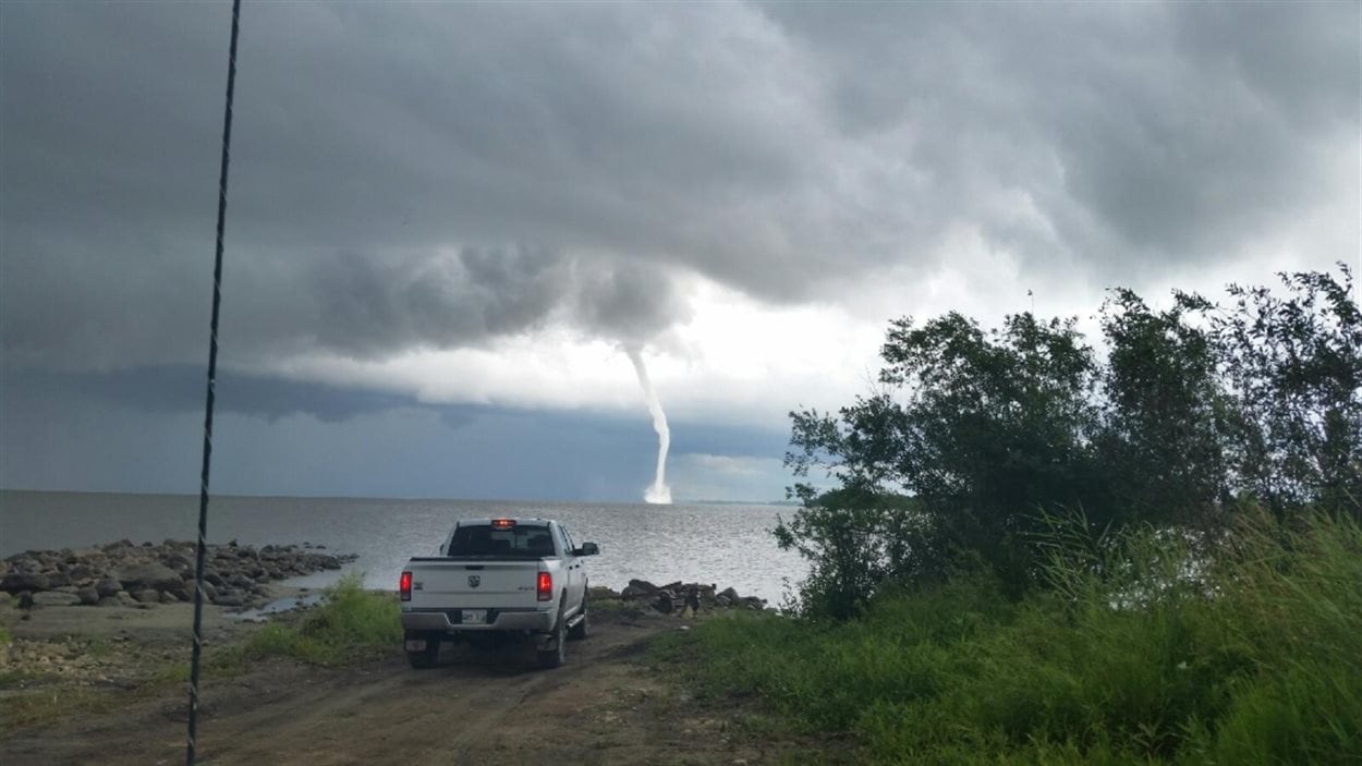 nuage en entonnoir vs tornade