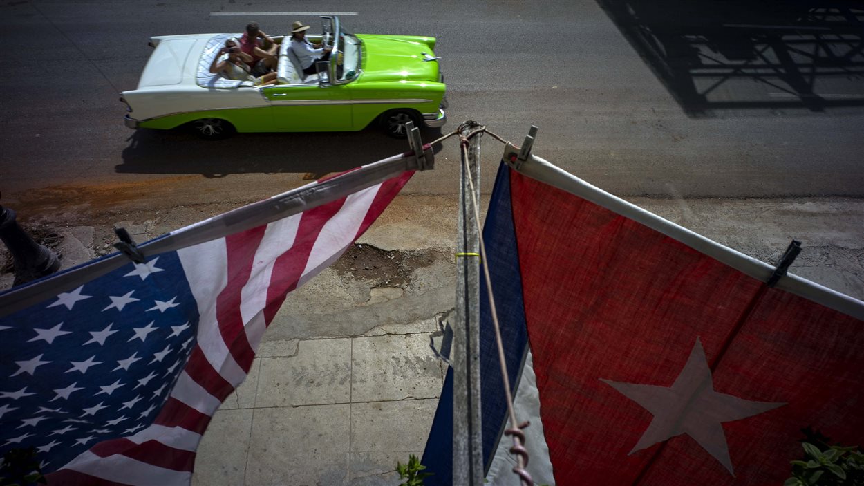 Les drapeaux américains et cubains flottent côte-à-côte devant l'ambassade des États-Unis à La Havane.