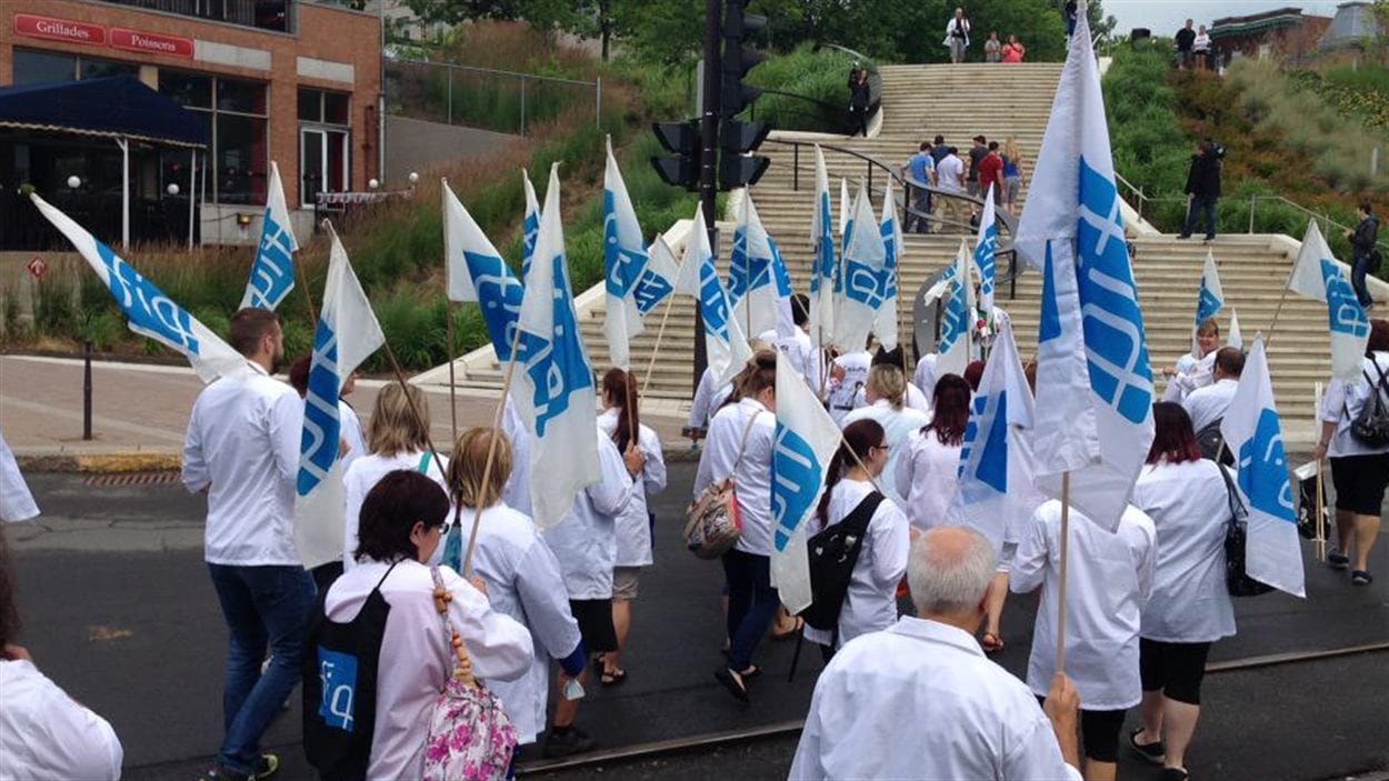 Des membres de la FIQ manifestent à Trois-Rivières