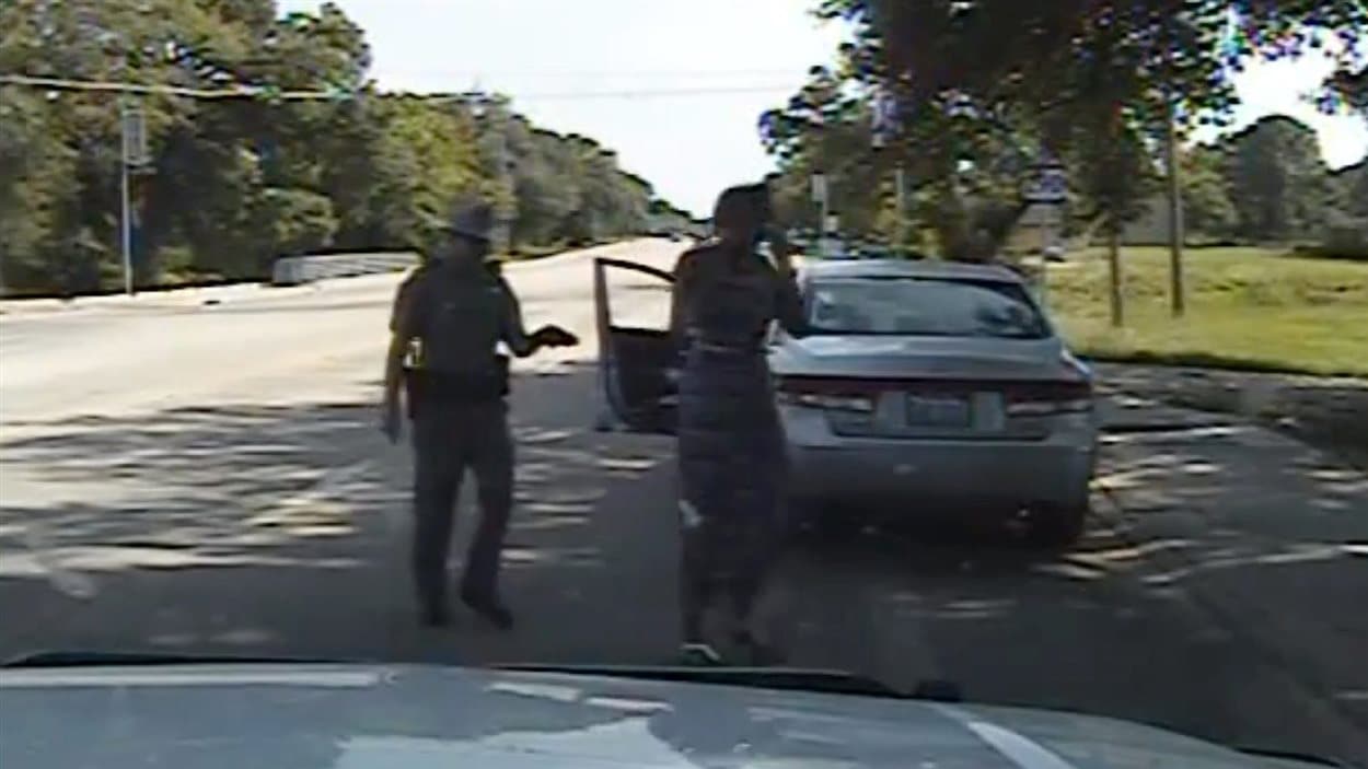 Une image tirée de la vidéo rendue publique par les autorités texanes montre le policier Brian Encinia et Sandra Bland lors de la procédure d'arrestation. Mme Bland a été retrouvée morte dans sa cellule le 13 juillet.