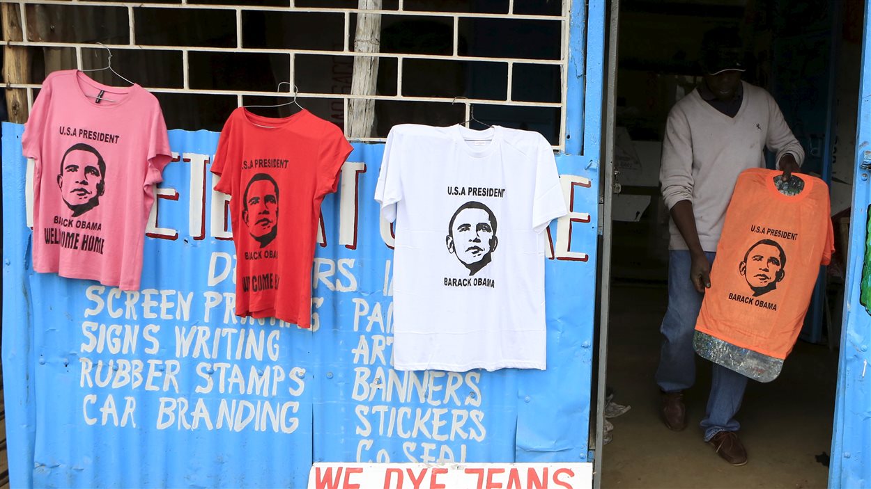 Un homme, à Nairobi, vend des tee-shirts à l'effigie du président Barack Obama.