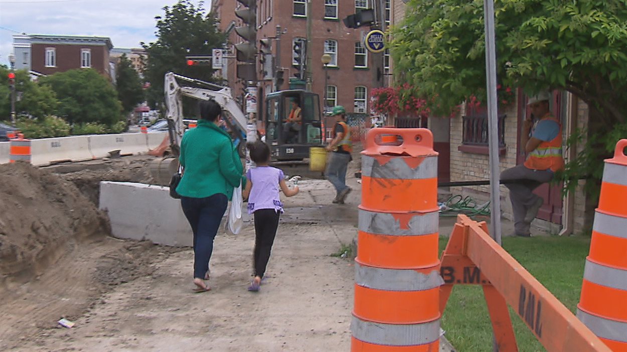 Les piétons peinent à circuler près du chantier sur le boulevard Langelier.