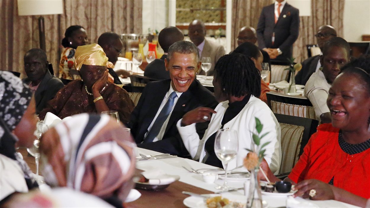 Le président Obama a dîné avec les membres de sa famille au restaurant de l'hôtel de Nairobi où il réside.